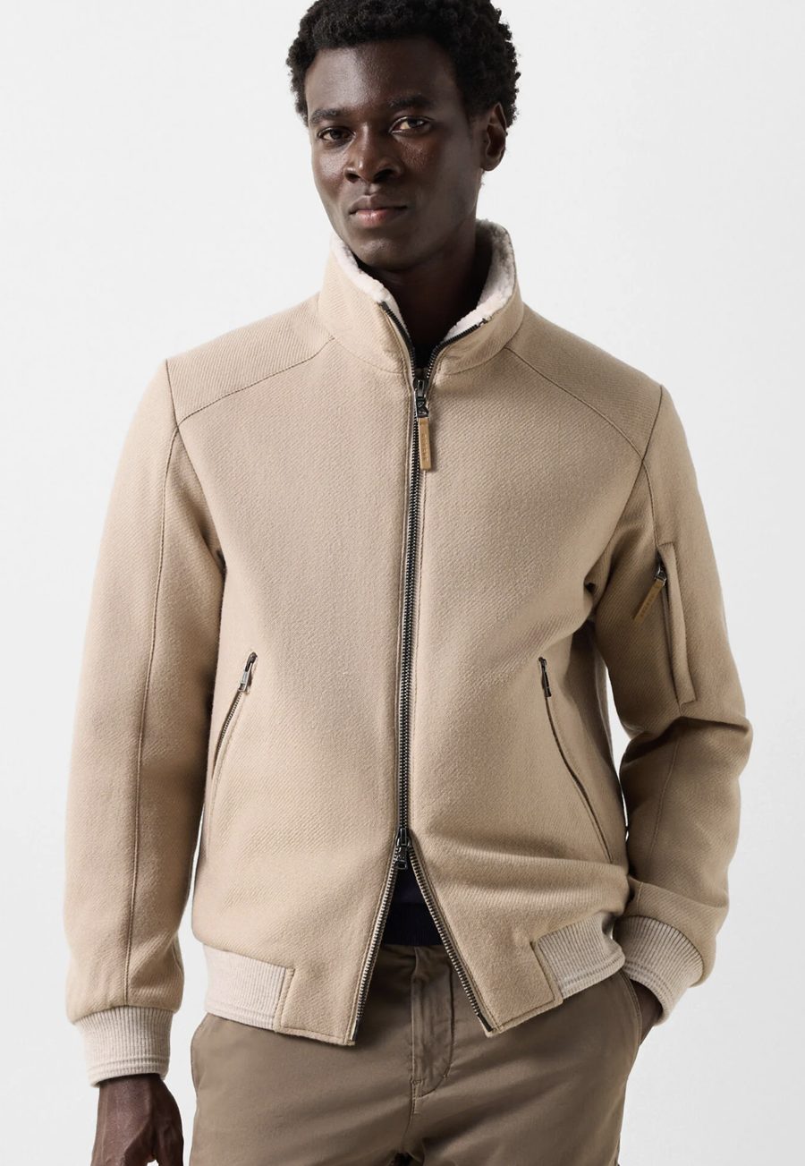 Blouson en laine vierge camel à col en peau lainée, porté