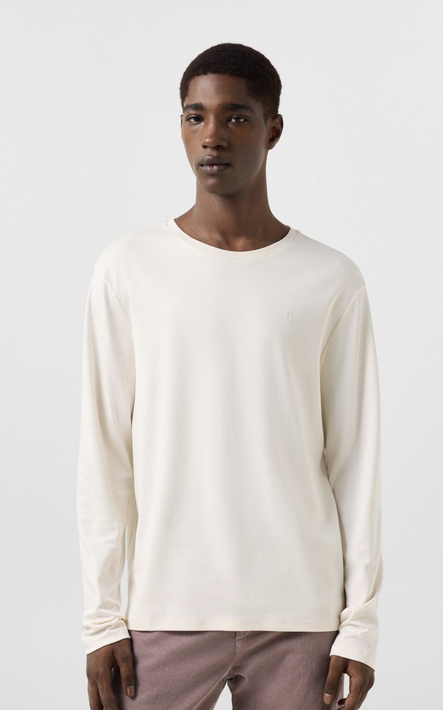 T-shirt manches longues en coton blanc cassé, porté