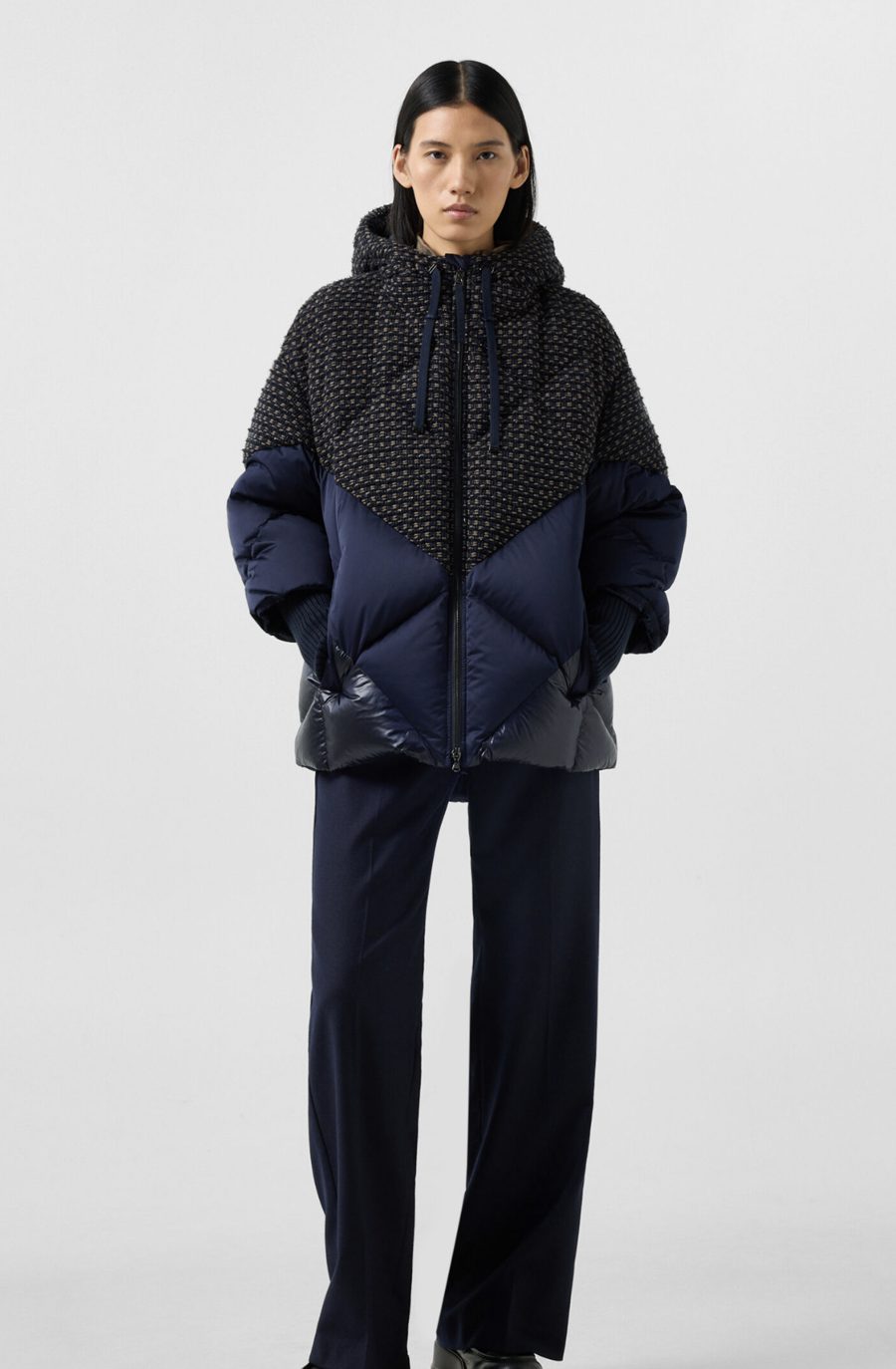 Doudoune oversize bleu marine à empiècement tweed et capuche, portée