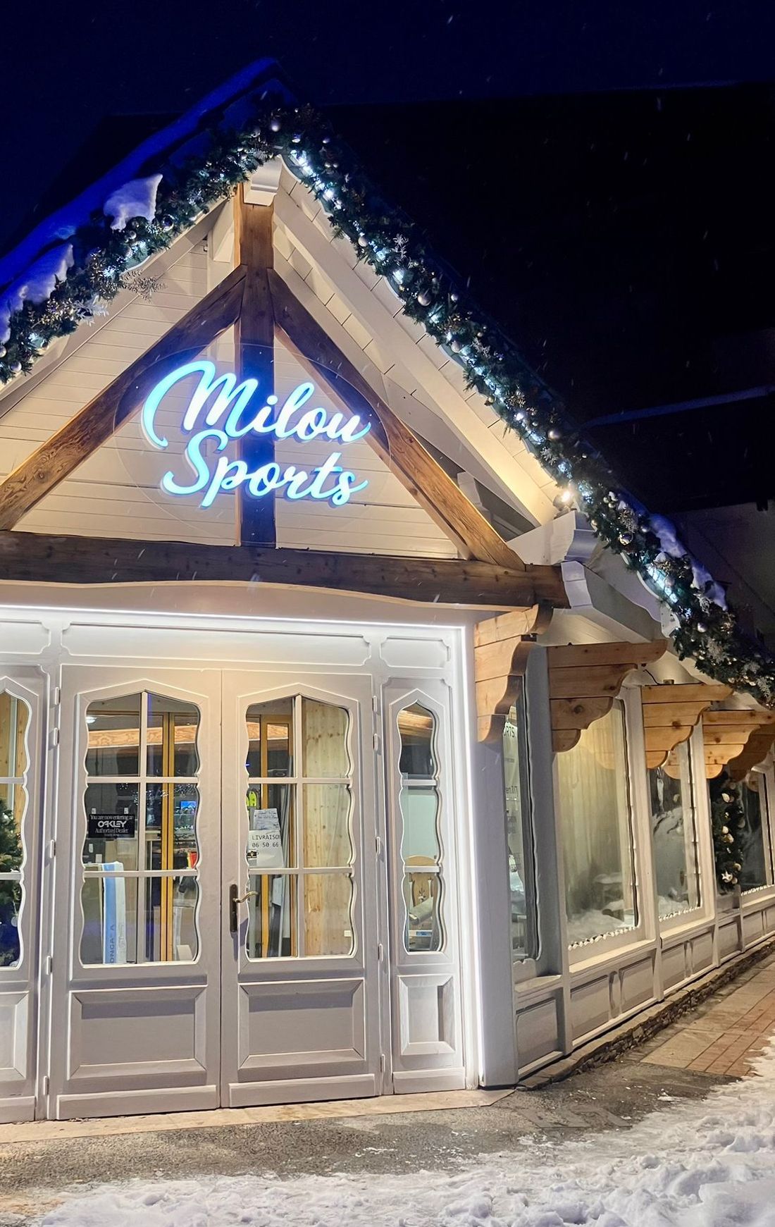 L'entrée de Milou Sports avec son enseigne lumineuse, avenue de la Muzelle