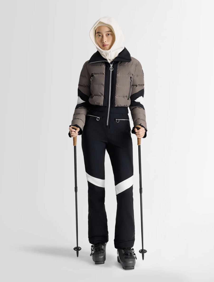 Doudoune courte taupe et pantalon de ski noir à chevrons blancs