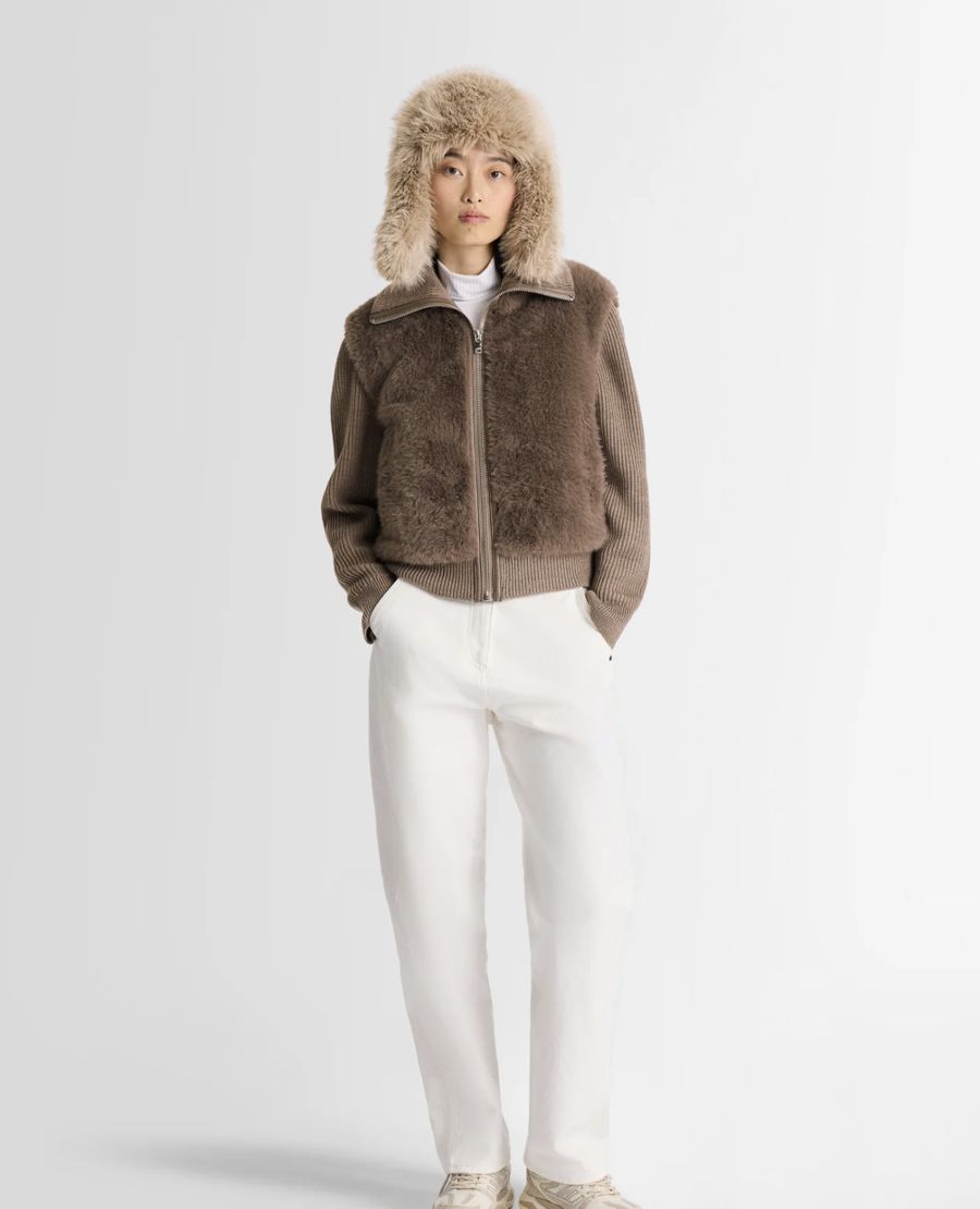 Blouson taupe à devant duveteux et manches en maille côtelée, chapka assortie