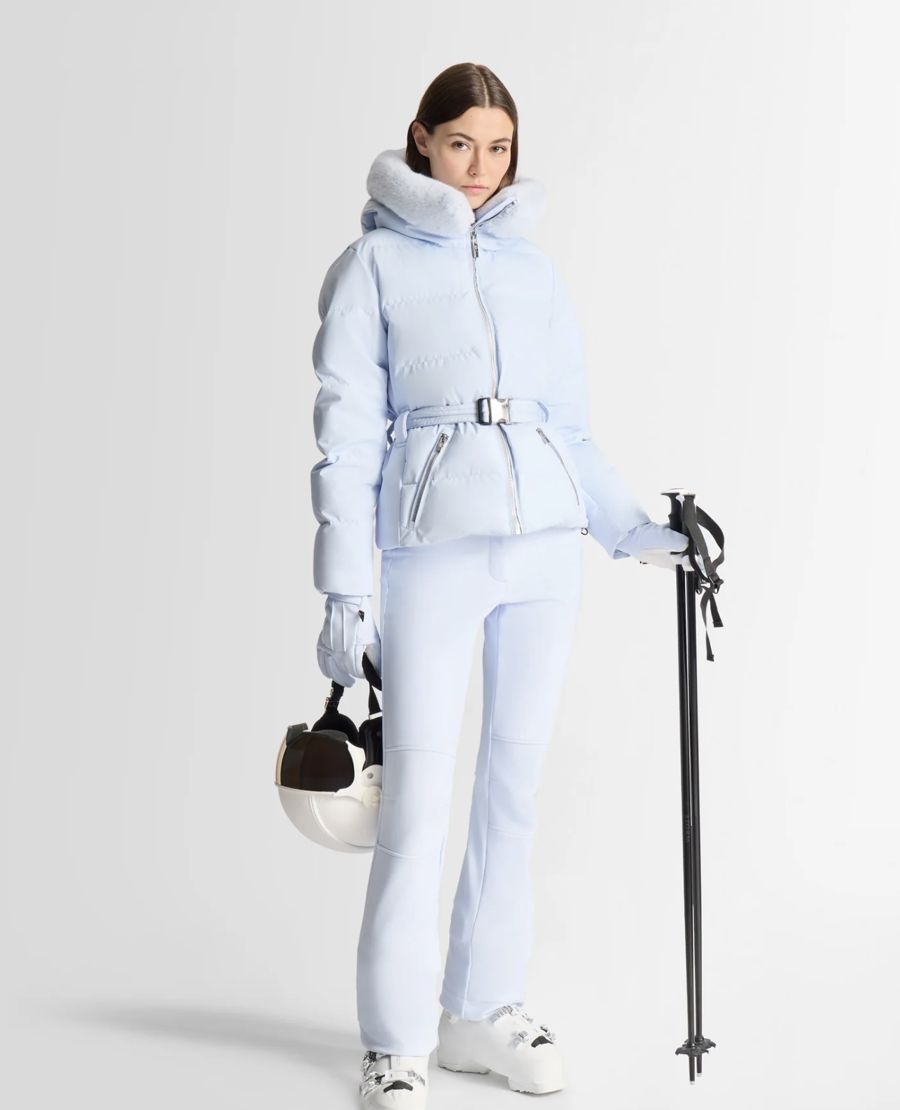 Doudoune ceinturée bleu ciel portée avec pantalon de ski assorti