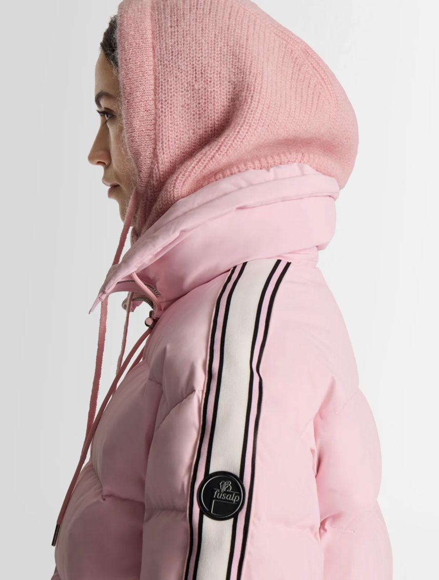 Doudoune rose à bandes noir et blanc sur la manche et capuche en maille