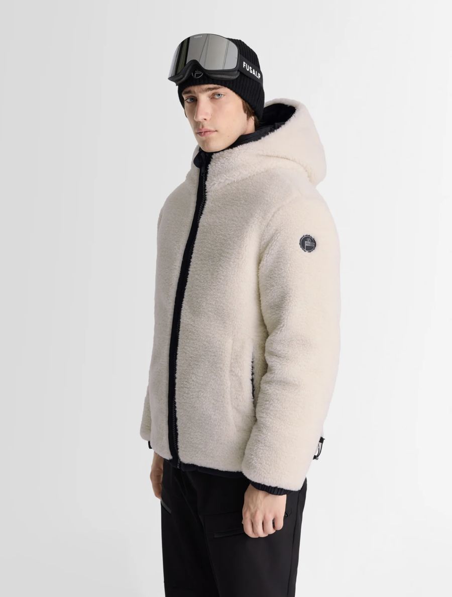 Veste sherpa écrue à capuche, bonnet et masque de ski