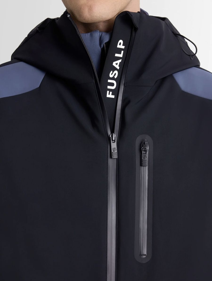 Détail de la veste de ski noire, zip étanche et col siglé