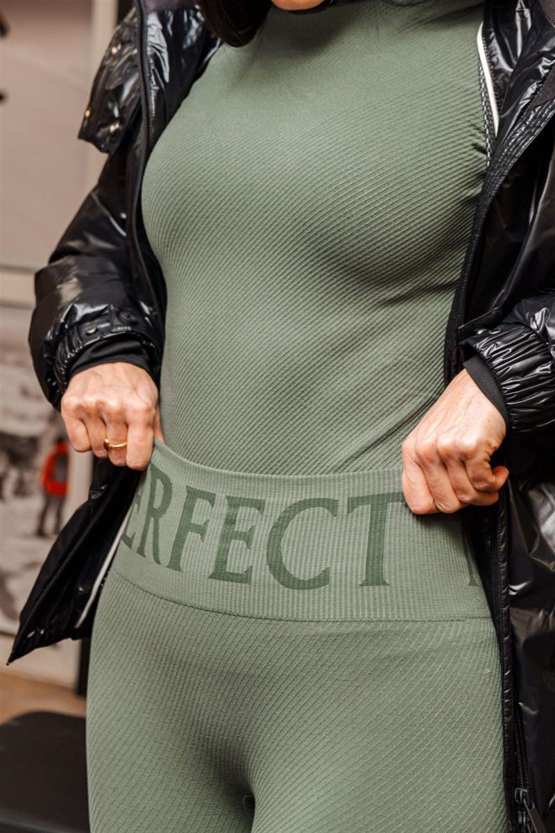 Groene geribde Perfect Moment-set onder een glanzende zwarte donsjas
