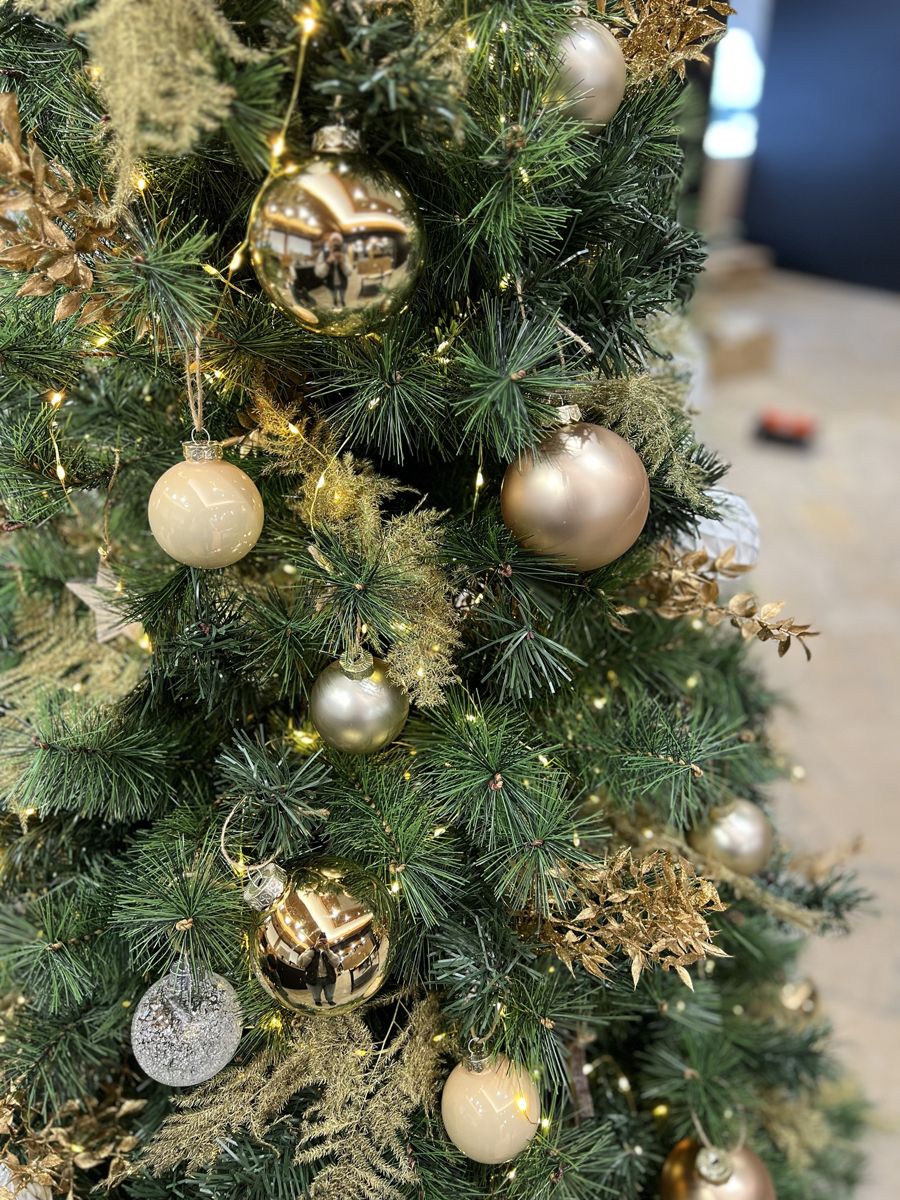 Sapin décoré de boules dorées, champagne et ivoire